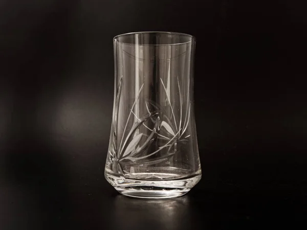Copo de vidro de cristal em um fundo preto — Fotografia de Stock