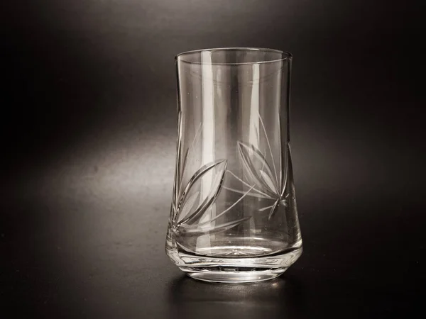 黒い背景にクリスタルガラスカップ — ストック写真