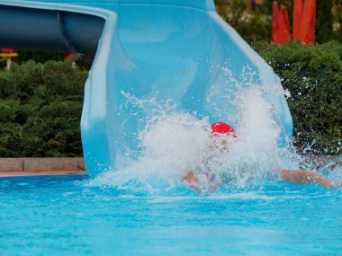 çocuk su parkında su kaydırağı sürmek sürmek