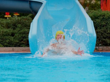 çocuk su parkında su kaydırağı sürmek sürmek