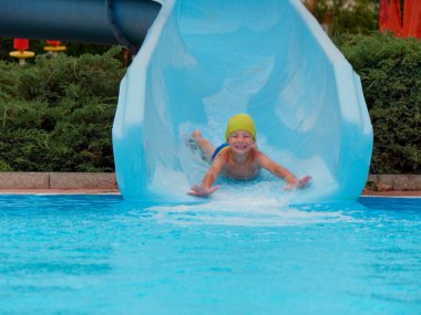çocuk su parkında su kaydırağı sürmek sürmek