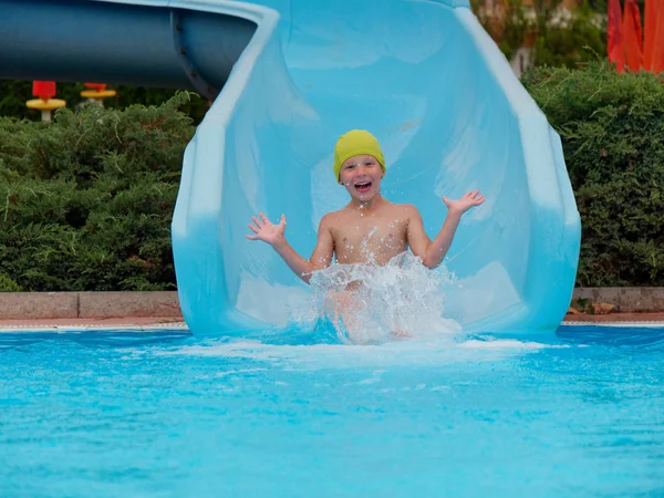 Garçon promenades toboggan aquatique au parc aquatique — Photo