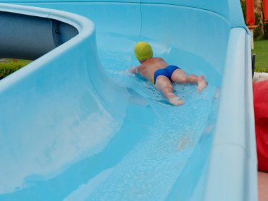 çocuk su parkında su kaydırağı sürmek sürmek