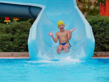 çocuk su parkında su kaydırağı sürmek sürmek