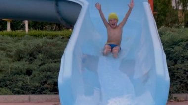 çocuk su parkında su kaydırağı sürmek sürmek