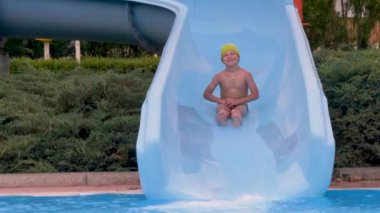 çocuk su parkında su kaydırağı sürmek sürmek