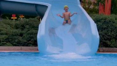 çocuk su parkında su kaydırağı sürmek sürmek