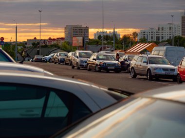 Grodno, Beyaz Rusya - 31 Temmuz 2019: Şehirde akşam trafiği