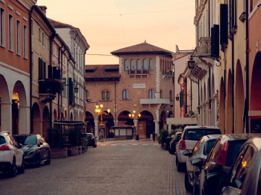 Montagnana, İtalya - 5 Ağustos 2019: Montagnana'nın merkez meydanında akşam kenti