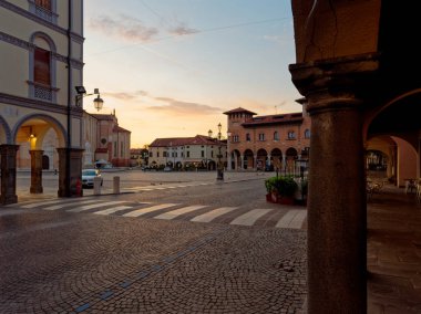 Montagnana, İtalya - 5 Ağustos 2019: Montagnana'nın merkez meydanında akşam kenti