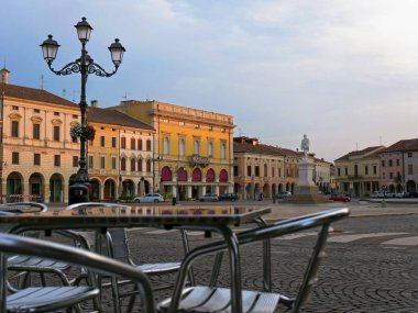 Montagnana, İtalya - 5 Ağustos 2019: Montagnana'nın merkez meydanında akşam kenti