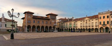 Montagnana, İtalya - 5 Ağustos 2019: Montagnana'nın merkez meydanında akşam kenti