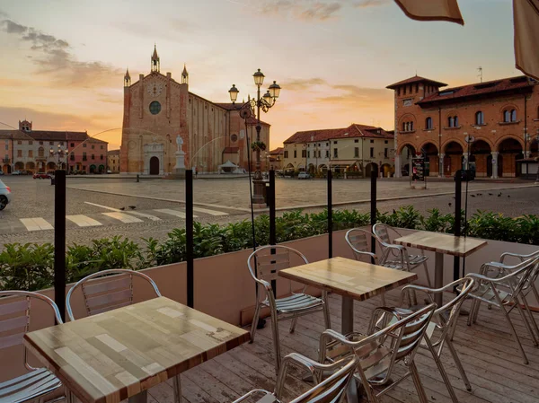 Montagnana, ITALIA - 5 de agosto de 2019: Ciudad nocturna en la plaza central de Montagnana — Foto de Stock