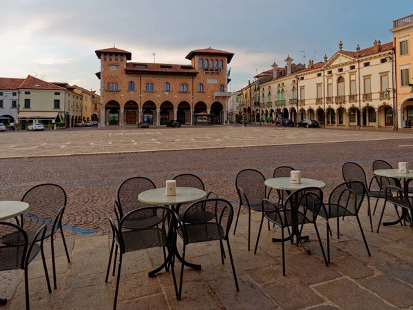 Montagnana, ITALY - August 5, 2019: Evening city in Montagnana's central square — Stock Photo, Image