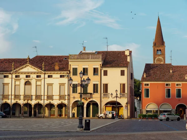 Montagnana, Olaszország-augusztus 5, 2019: esti város a Montagnana központi téren — Stock Fotó