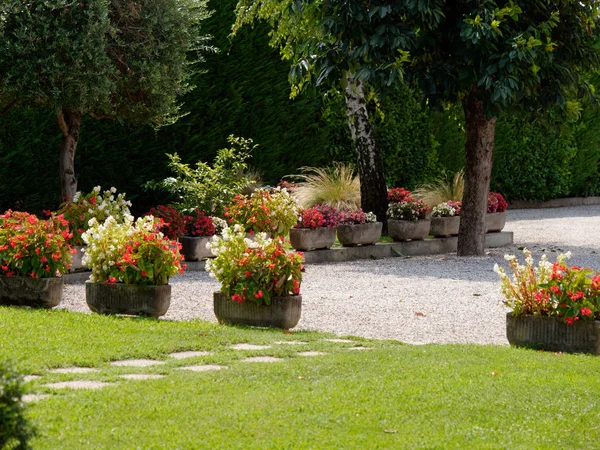 美しい美しいフロントヤード、芝生、庭園のあるモダンな家 — ストック写真