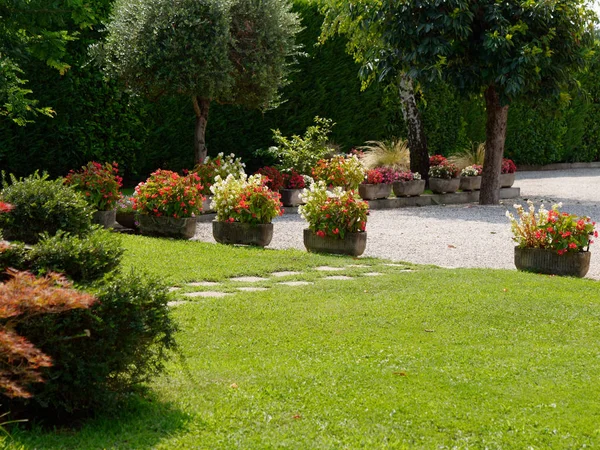 Casa moderna com belo jardim paisagístico, gramado e jardim — Fotografia de Stock