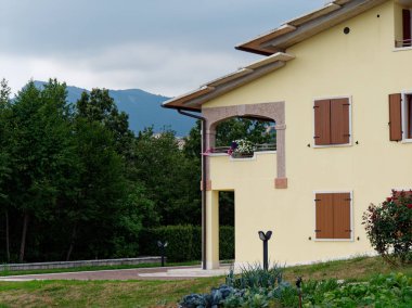 İtalya'nın bir dağ köyünde bir binanın pencere ve kapıları