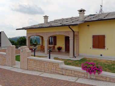 Cescato, İtalya - 6 Ağustos 2019: İtalya dağlarında güzel modern ev