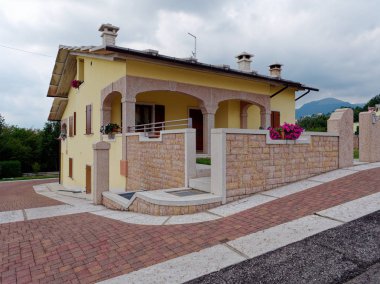 Cescato, İtalya - 6 Ağustos 2019: İtalya dağlarında güzel modern ev