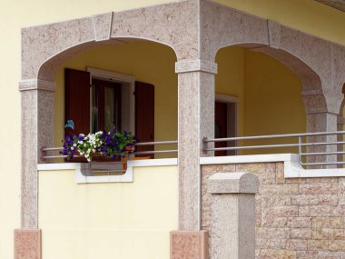 Cescato, İtalya - 6 Ağustos 2019: İtalya dağlarında güzel modern ev