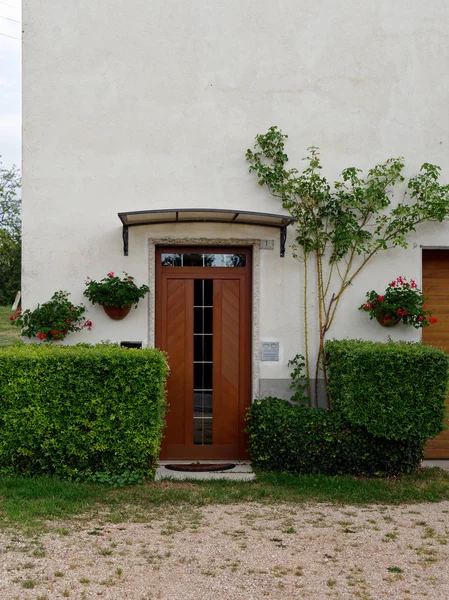 Fenster und Türen eines Gebäudes in einem Bergdorf in Italien — Stockfoto