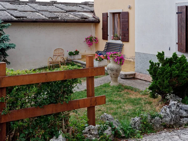 Ventanas y puertas de un edificio en un pueblo de montaña de Italia —  Fotos de Stock