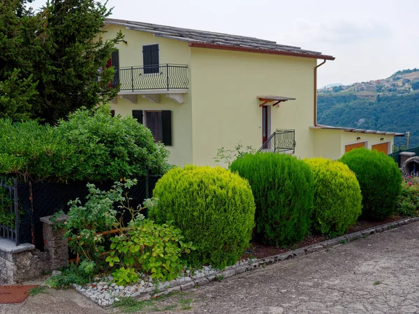 Casa moderna con hermoso patio delantero ajardinado, césped y jardín — Foto de Stock