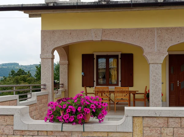 Cescato, ITÁLIA - 6 de agosto de 2019: Bela casa moderna nas montanhas da Itália — Fotografia de Stock