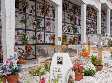 Cescato, İtalya - 6 Ağustos 2019: İtalya dağlarında eski mezarlık