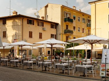 Bordolino, İtalya - 6 Ağustos 2019: Bir şehir caddesinde rahat kafe