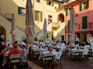 Bordolino, İtalya - 6 Ağustos 2019: Bir şehir caddesinde rahat kafe