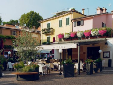 Bordolino, İtalya - 6 Ağustos 2019: Bir şehir caddesinde rahat kafe