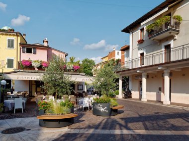 Bordolino, İtalya - 6 Ağustos 2019: Bir şehir caddesinde rahat kafe