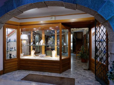 Bordolino, İtalya - 6 Ağustos 2019: Bir şehir caddesinde rahat kafe