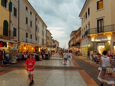 Bordolino, İtalya - 6 Ağustos 2019: Bir şehir caddesinde rahat kafe