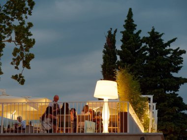 Bordolino, İtalya - 6 Ağustos 2019: Bir şehir caddesinde rahat kafe