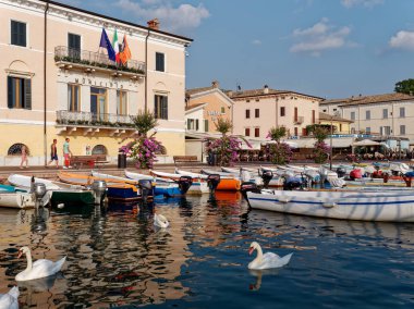 Bordolino, İtalya - 6 Ağustos 2013: Bordolino'da gezinti yolunda teknelerle iskele