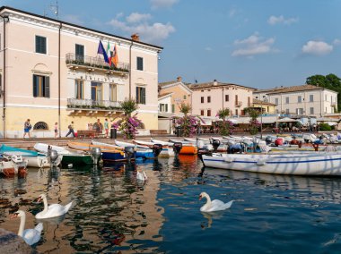 Bordolino, İtalya - 6 Ağustos 2013: Bordolino'da gezinti yolunda teknelerle iskele