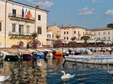Bordolino, İtalya - 6 Ağustos 2013: Bordolino'da gezinti yolunda teknelerle iskele