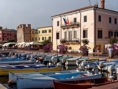 Bordolino, İtalya - 6 Ağustos 2013: Bordolino'da gezinti yolunda teknelerle iskele