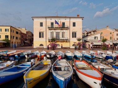 Bordolino, İtalya - 6 Ağustos 2013: Bordolino'da gezinti yolunda teknelerle iskele