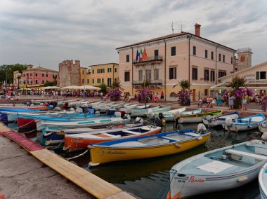 Bordolino, İtalya - 6 Ağustos 2013: Bordolino'da gezinti yolunda teknelerle iskele