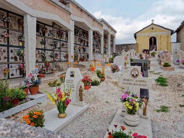 Cescato, ITALIA - 6 de agosto de 2019: Antiguo cementerio en las montañas de Italia — Foto de Stock