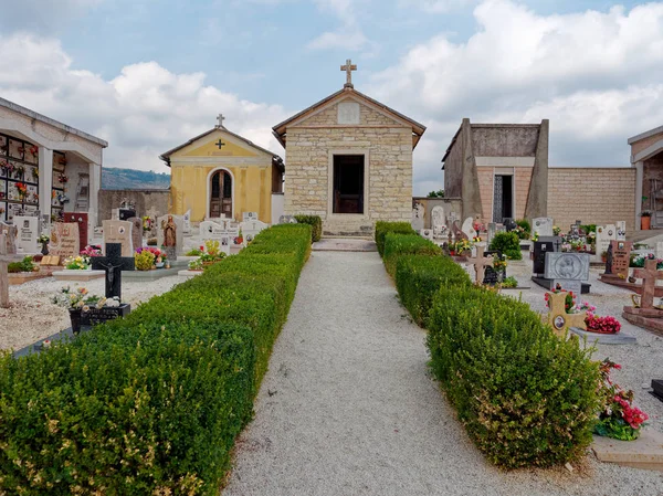 Cescato, ITALIA - 6 de agosto de 2019: Antiguo cementerio en las montañas de Italia — Foto de Stock