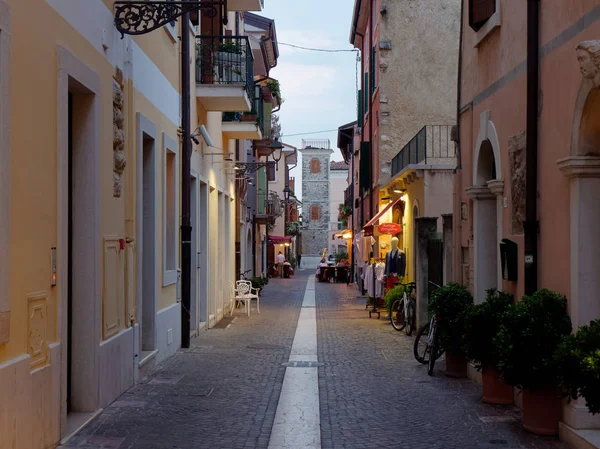 BORDOLINO, ITALIE - 6 août 2019 : Café confortable dans une rue de la ville — Photo