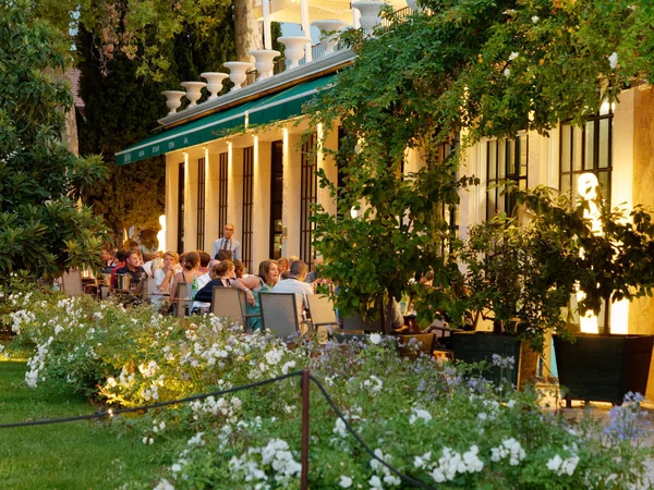 BORDOLINO, ITALIA - 6 de agosto de 2019: Café acogedor en una calle de la ciudad — Foto de Stock