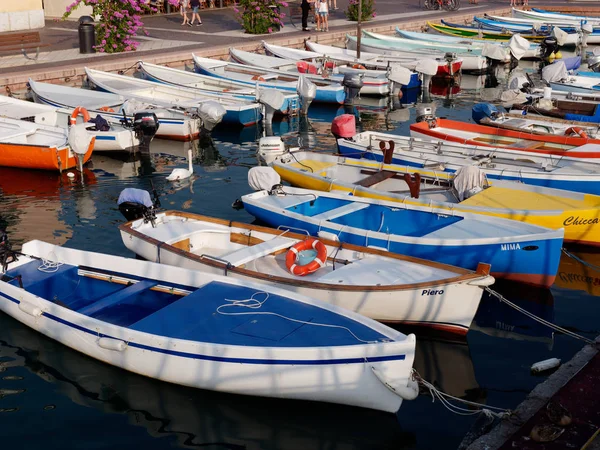 BORDOLINO, ITALIA - 6 de agosto de 2013: muelle con barcos en el paseo marítimo de Bordolino — Foto de Stock