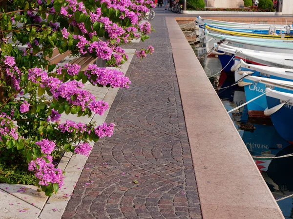 BORDOLINO, pontile con barche sul lungomare di Bordolino — Foto Stock