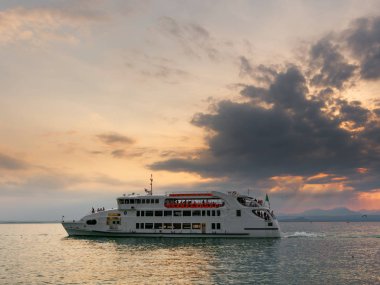 Bordolino, İtalya - 6 Ağustos 2019: Garda Gölü üzerinde güzel gün batımı. Gezi teknesi